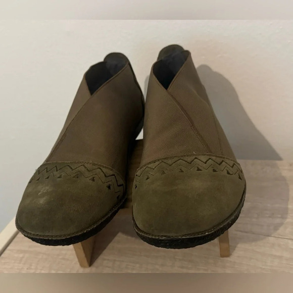 Sundance Blooms suede embroidered slip on flats Olive Green Boho Sz 39 US 8.5-9 - Picture 3 of 10